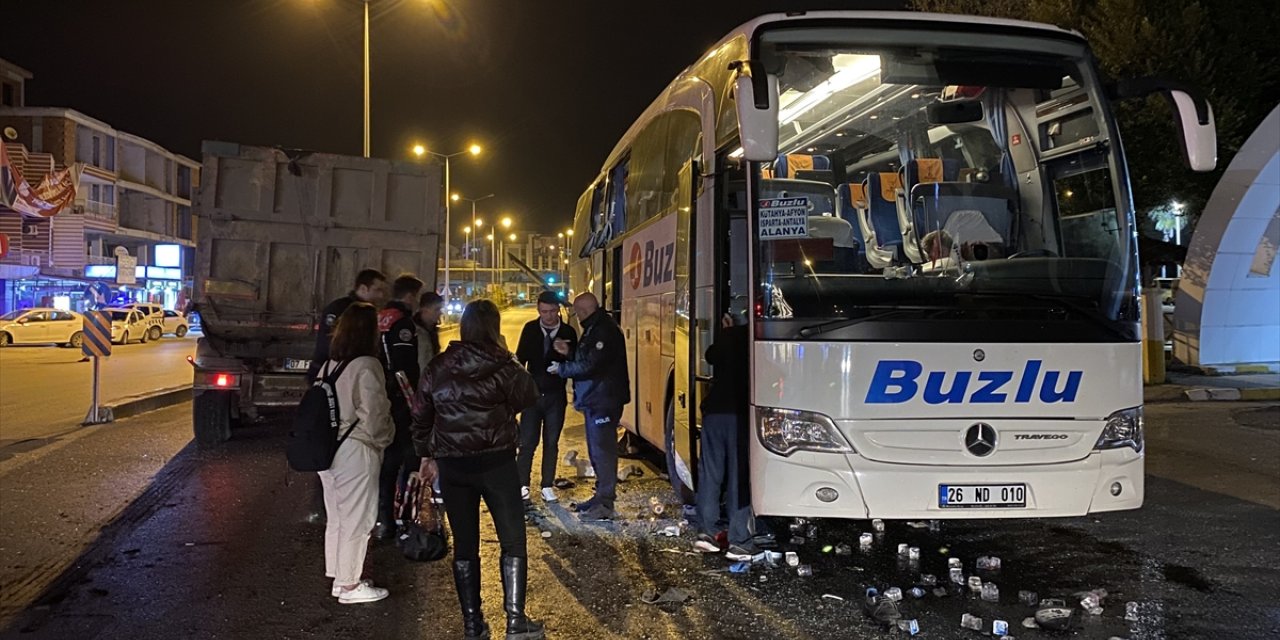Antalya'da yolcu otobüsü ile hafriyat kamyonunun çarpıştığı kazada 4 kişi yaralandı