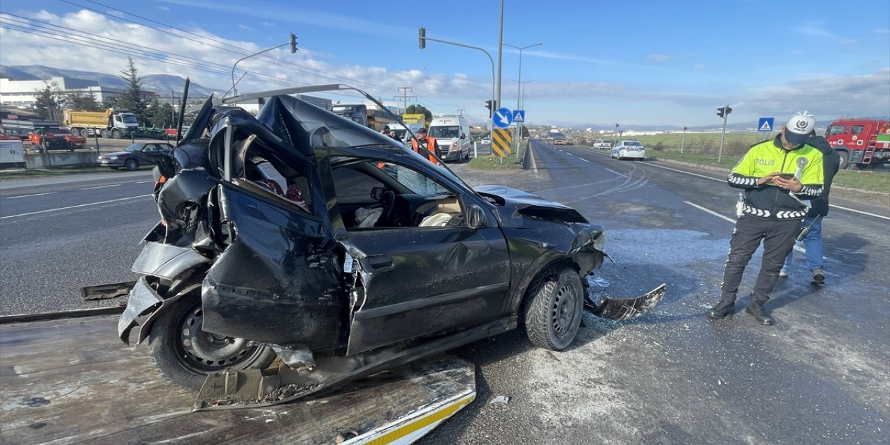 Bolu'da üç aracın karıştığı zincirleme trafik kazasında 3 kişi yaralandı