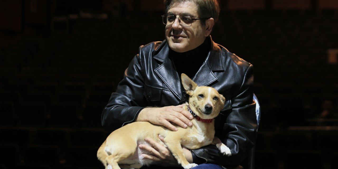 Sokaktan kurtarılan köpek "Şebo" tiyatro sahnesinde