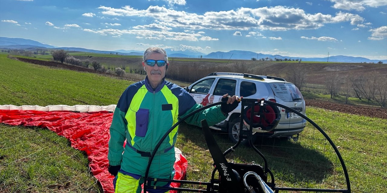 Isparta'da Yalvaç belediye başkan adayı, seçmenin dikkatini çekmek için paramotorla uçuyor