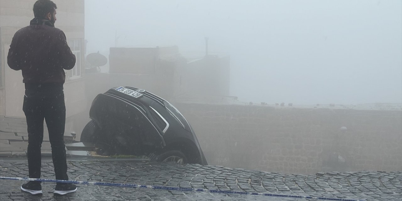 Mardin'de sağanak nedeniyle çöken yoldaki 2 araç zarar gördü