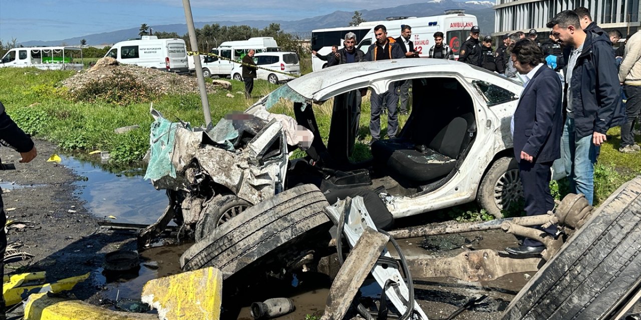 Hatay'da karşı şeride geçen tırın çarptığı otomobildeki 6 kişi öldü