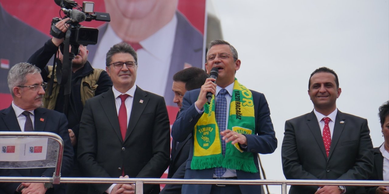 CHP Genel Başkanı Özel, Balıkesir Edremit'te "halk buluşması"nda konuştu: