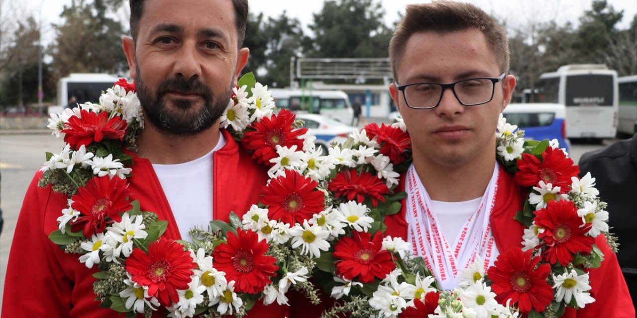 Dünya şampiyonu down sendromlu milli atlet Emirhan Tekirdağ'da törenle karşılandı