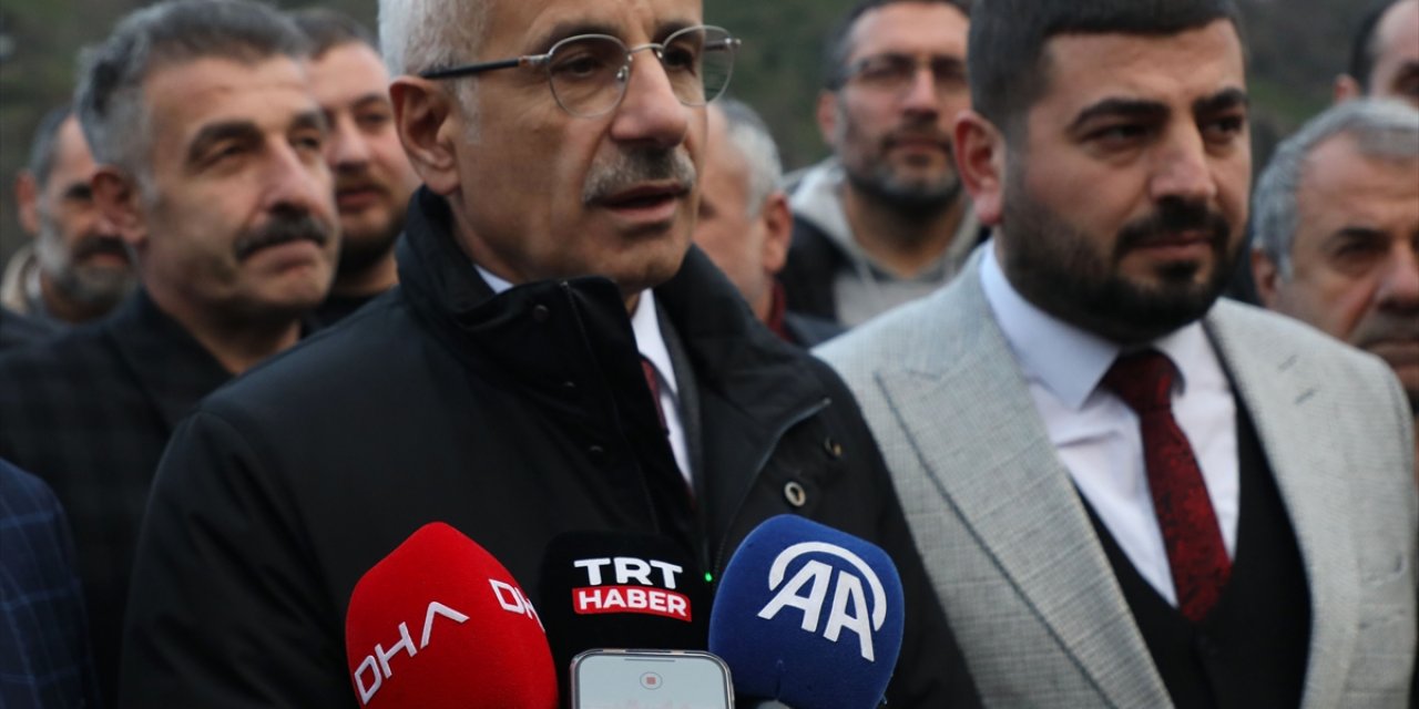 Ulaştırma ve Altyapı Bakanı Uraloğlu, Ardeşen-Çamlıhemşin yolunda inceleme yaptı: