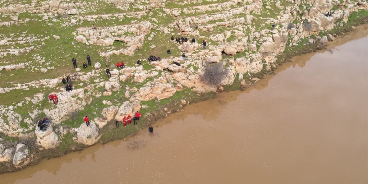 Şanlıurfa'da dereyi geçerken yükselen suya kapılan çocuk 6 gündür aranıyor