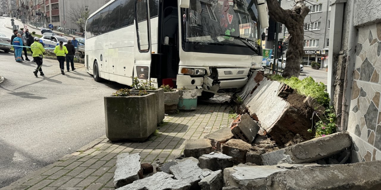 Bursa'da freni arızalanan otobüs, bir araca ve demir korkuluklara çarptı