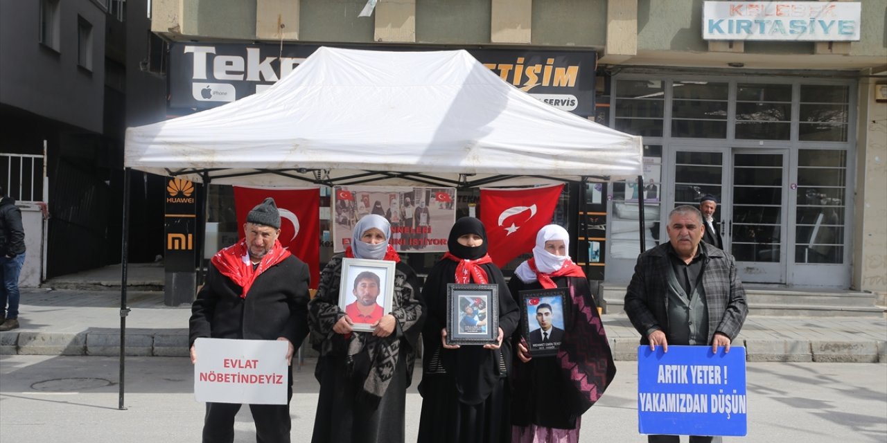 Muşlu aileler çocukları için DEM Parti önündeki eylemlerini sürdürdü