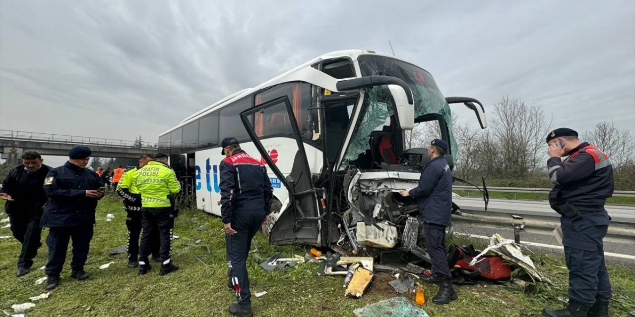 Düzce'de refüje çarpan yolcu otobüsündeki 9 kişi yaralandı