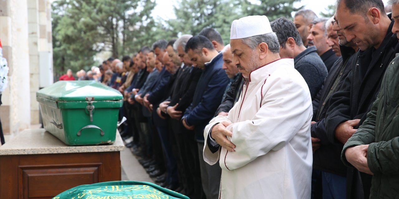 Hatay'da trafik kazasında ölen aynı aileden 6 kişinin cenazeleri defnedildi