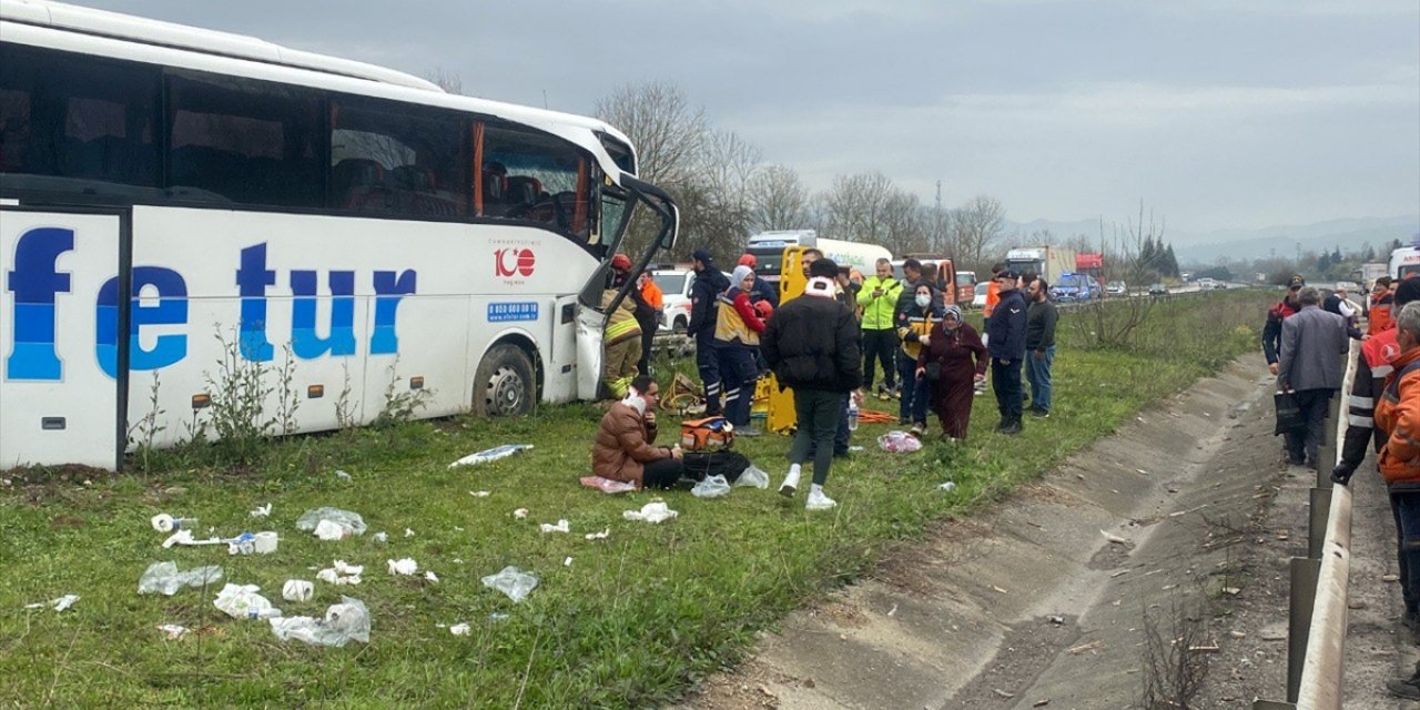 GÜNCELLEME - Düzce'de refüje çarpan yolcu otobüsündeki 17 kişi yaralandı