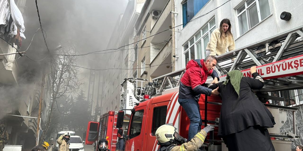 Esenyurt'ta 5 katlı binada çıkan yangına ekiplerce müdahale ediliyor