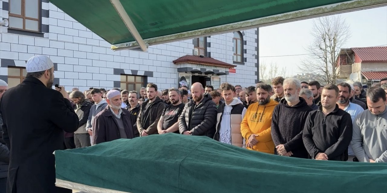 Trabzon'da göçükte hayatını kaybeden iki işçinin cenazesi defnedildi