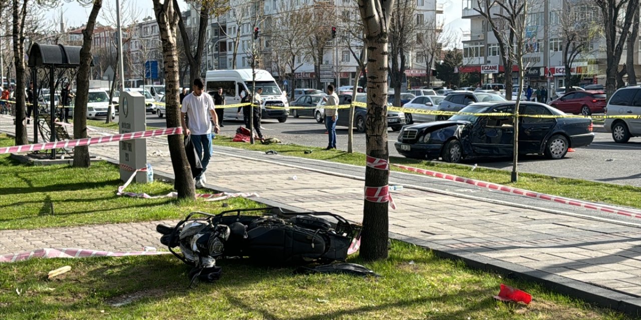 Kayseri'de otomobil ile motosikletin çarpışması sonucu 1 kişi öldü, 3 kişi yaralandı