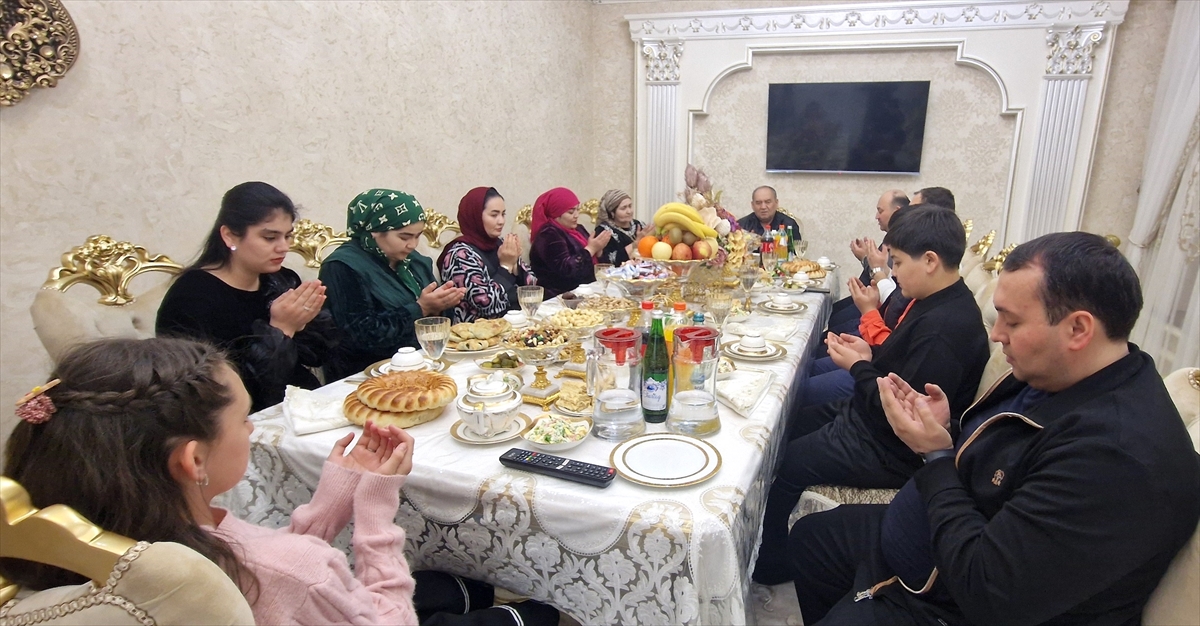 Özbekistan'da aileler ramazanda "ağız açar" iftarlarında bir araya geliyor