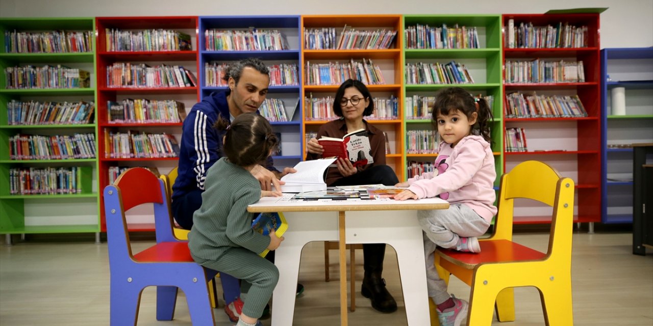 Kitap kurdu aile kütüphanede okumayı geleneğe dönüştürdü