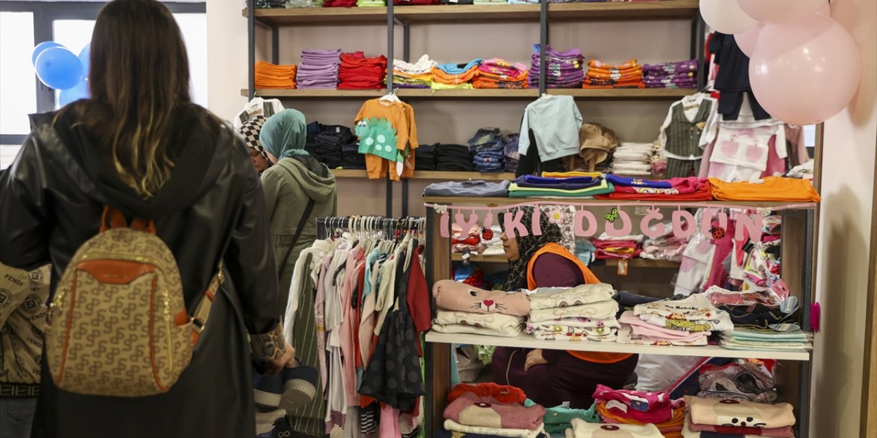 Gaziantep'te ihtiyaç sahibi çocuklara kıyafet yardımı yapılıyor