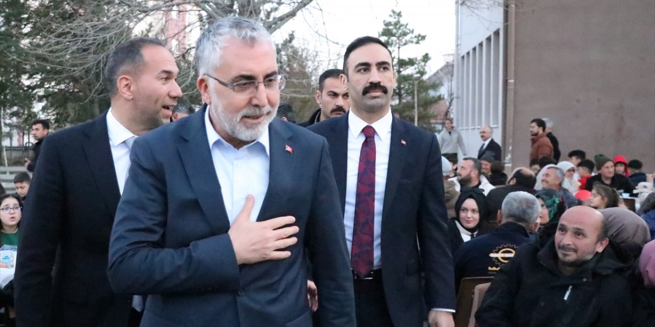 Çalışma ve Sosyal Güvenlik Bakanı Işıkhan, Niğde'de vatandaşlarla iftarda buluştu: