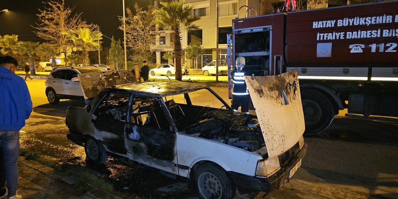 Hatay'da akaryakıt istasyonundaki otomobilde çıkan yangında 2 kişi yaralandı