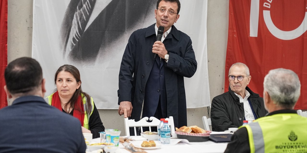 İBB Başkanı İmamoğlu metro hattında çalışan işçilerle iftar yaptı