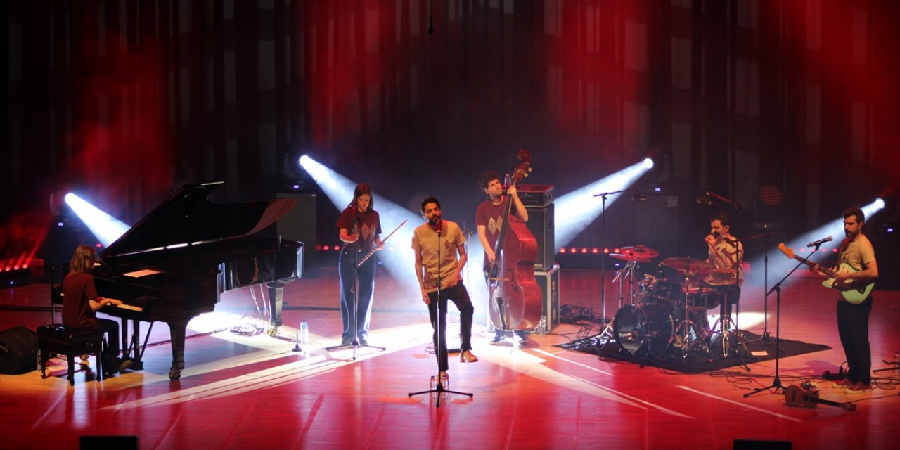 Portekizli şarkıcı Salvador Sobral CRR'de konser verdi