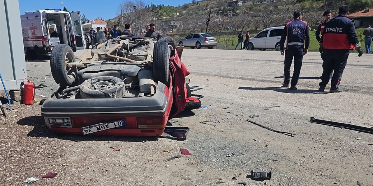 Adıyaman'da iki otomobilin çarpıştığı kazada 1 kişi öldü, 6 kişi yaralandı