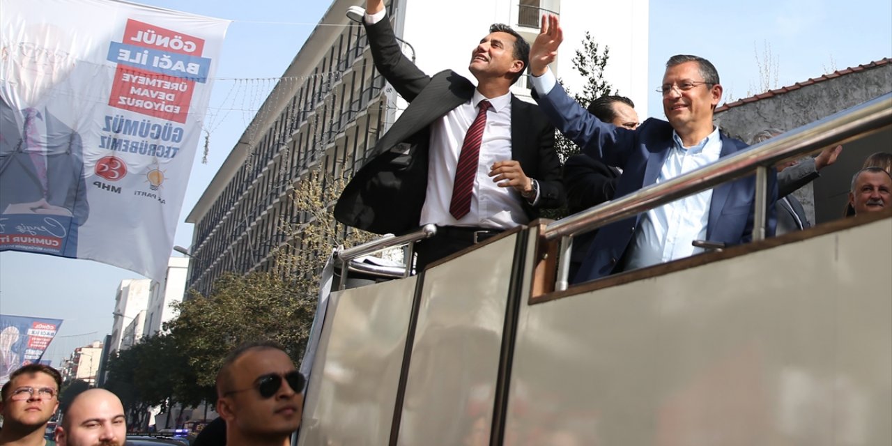CHP Genel Başkanı Özel, Manisa'da şehir turu attı