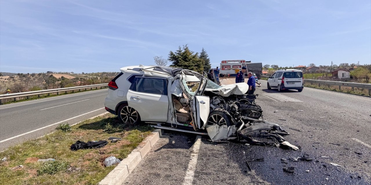 Uşak'ta tıra çarpan cipteki baba ve kızı yaralandı