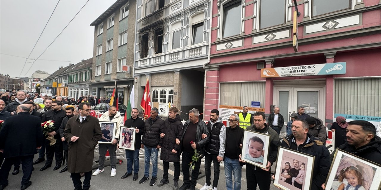 Almanya'da kundaklama sonucu çıkan yangında ölenler için yürüyüş ve anma töreni düzenlendi