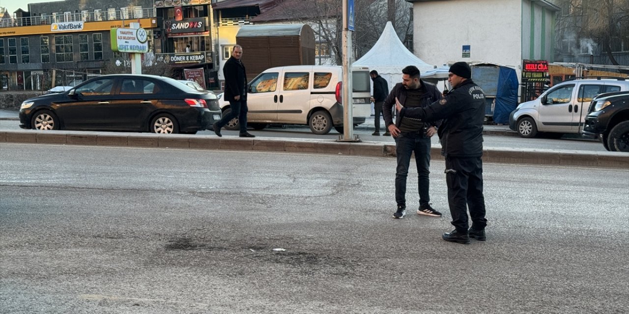 Erzurum'da kavga edenleri ayırmak isterken silahla vurulan kişi yaralandı