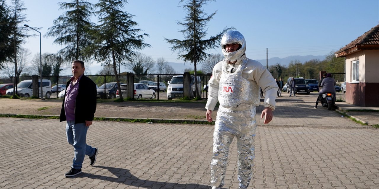 Düzce'de muay thai milli sporcusu, astronot kostümüyle oy kullandı