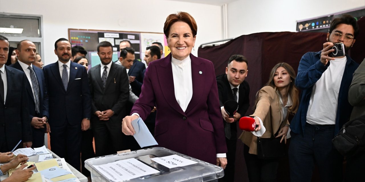 İYİ Parti Genel Başkanı Akşener, Türkiye Emlak Bankası Ortaokulu'nda oyunu kullandı: