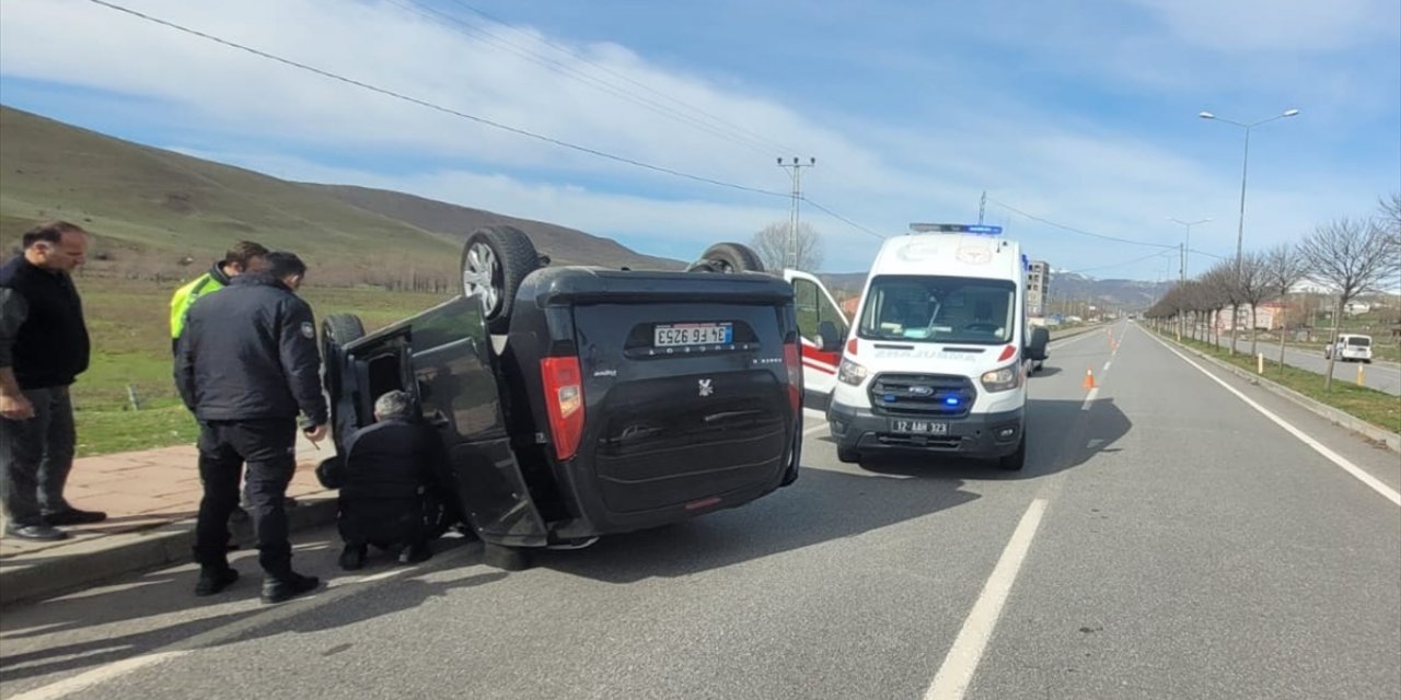 Bingöl'de takla atan hafif ticari araçtaki 5 kişi yaralandı