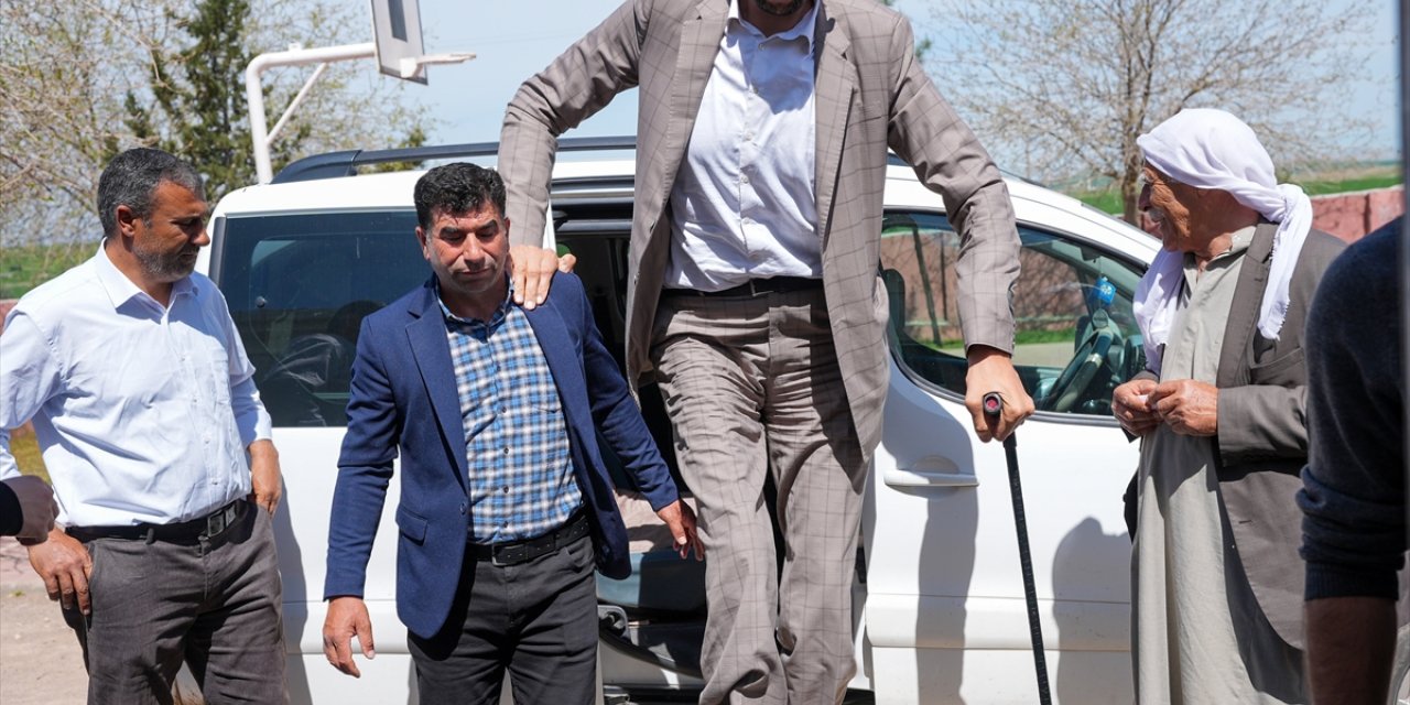 "Dünyanın en uzun adamı" ünvanlı Sultan Kösen Mardin'de oyunu kullandı