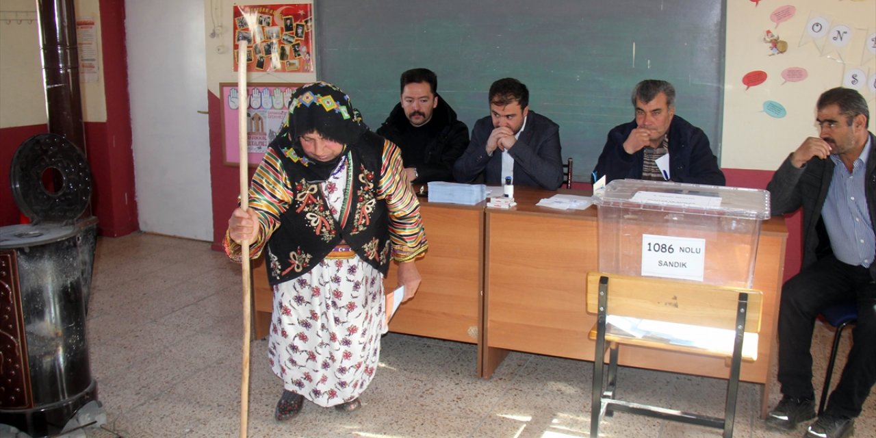 Sivas'ta seçmen sandık başına yöresel kıyafetleriyle gitti