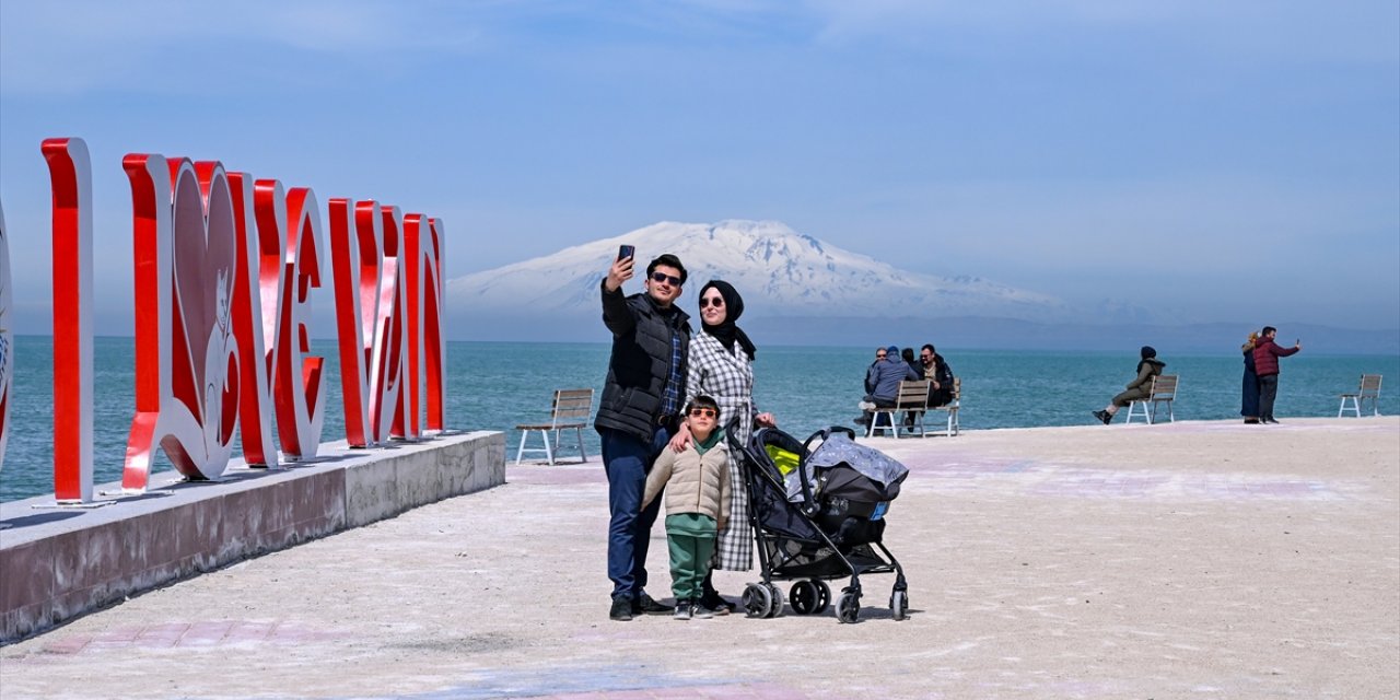 Vanlılar oy kullandıktan sonra Van Gölü sahiline gitti