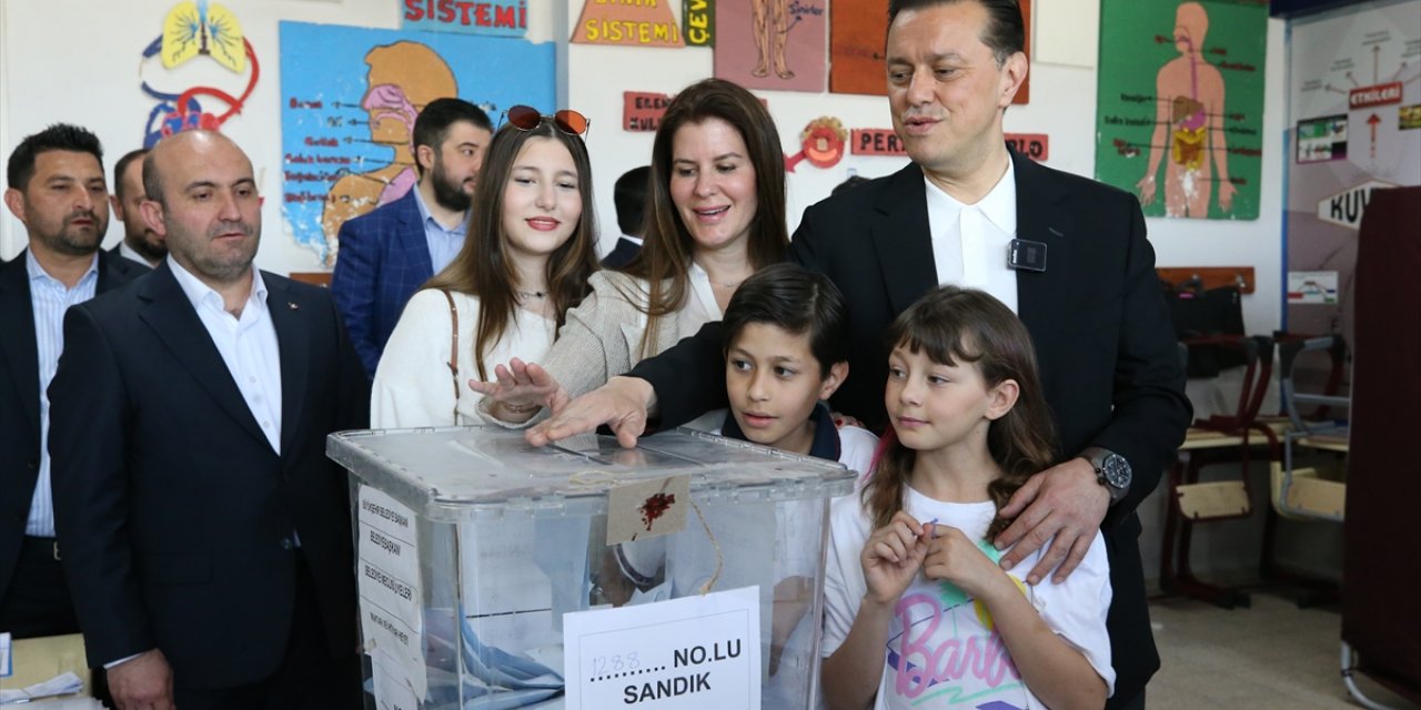 AK Parti Eskişehir Büyükşehir Belediye Başkan adayı Hatipoğlu, oyunu kullandı