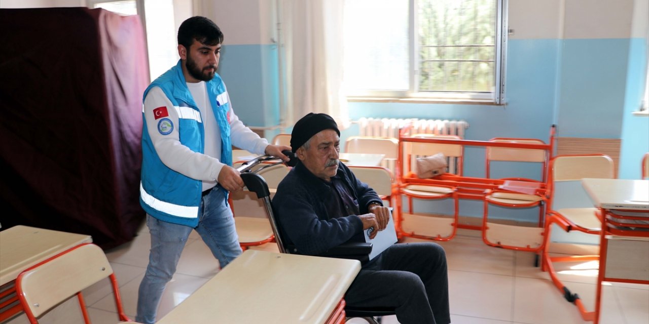Gaziantep'te yürüme güçlüğü çeken seçmen sağlık ekiplerinin yardımıyla oy kullandı