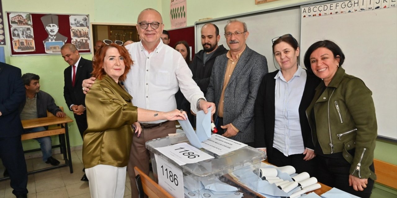 Manisa Büyükşehir Belediye başkan adayları Ergün ve Zeyrek oylarını kullandı