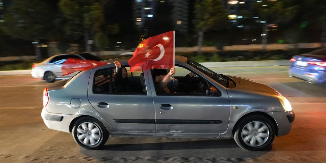 ABB Başkanı Yavaş, Belediye binasının önünde halka hitap etti: