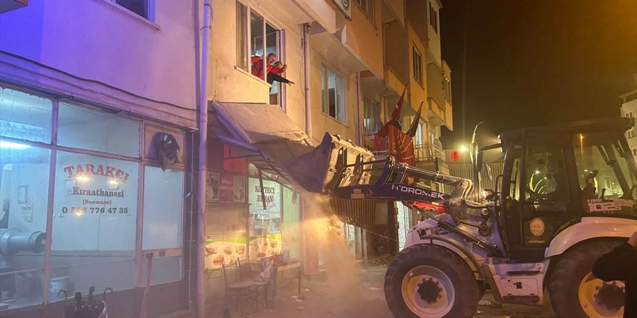 GÜNCELLEME - Denizli Tavas'ta CHP binasında balkonun çökmesi sonucu 1 kişi öldü, 17 kişi yaralandı