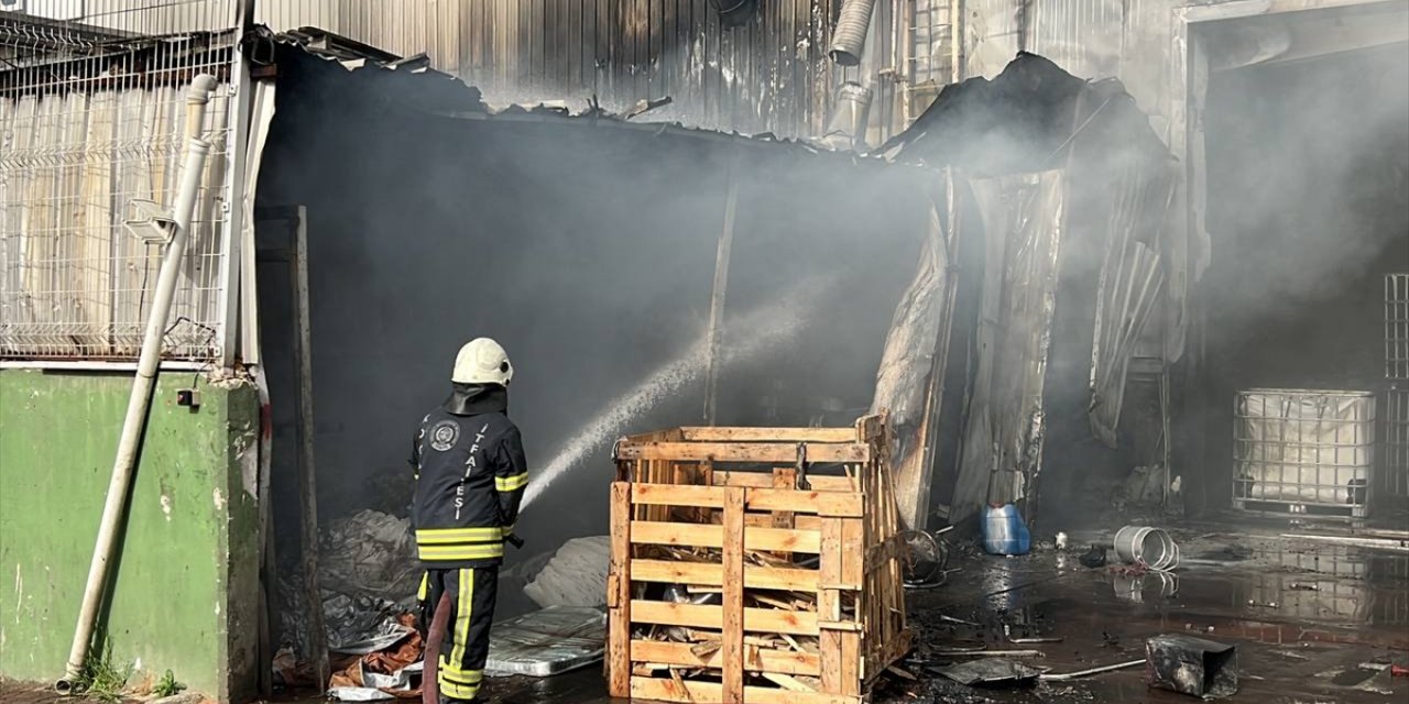 Kocaeli'de plastik su tankı üreten fabrikada çıkan yangın söndürüldü