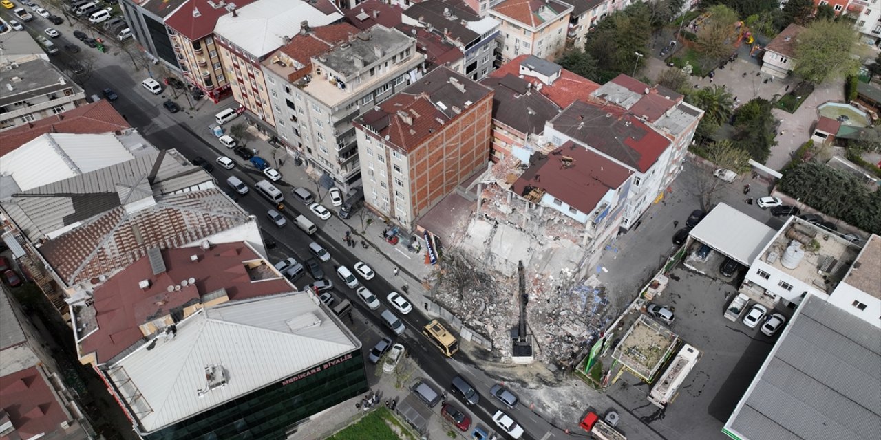 Esenler'de kentsel dönüşümdeki binadan kopan beton blok dükkanın üzerine düştü