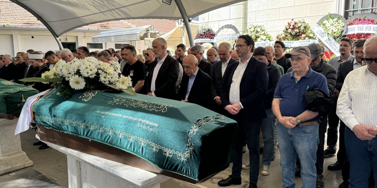 Vefat eden eski milli tenisçi Necdet Kestelli, İzmir'de son yolculuğuna uğurlandı