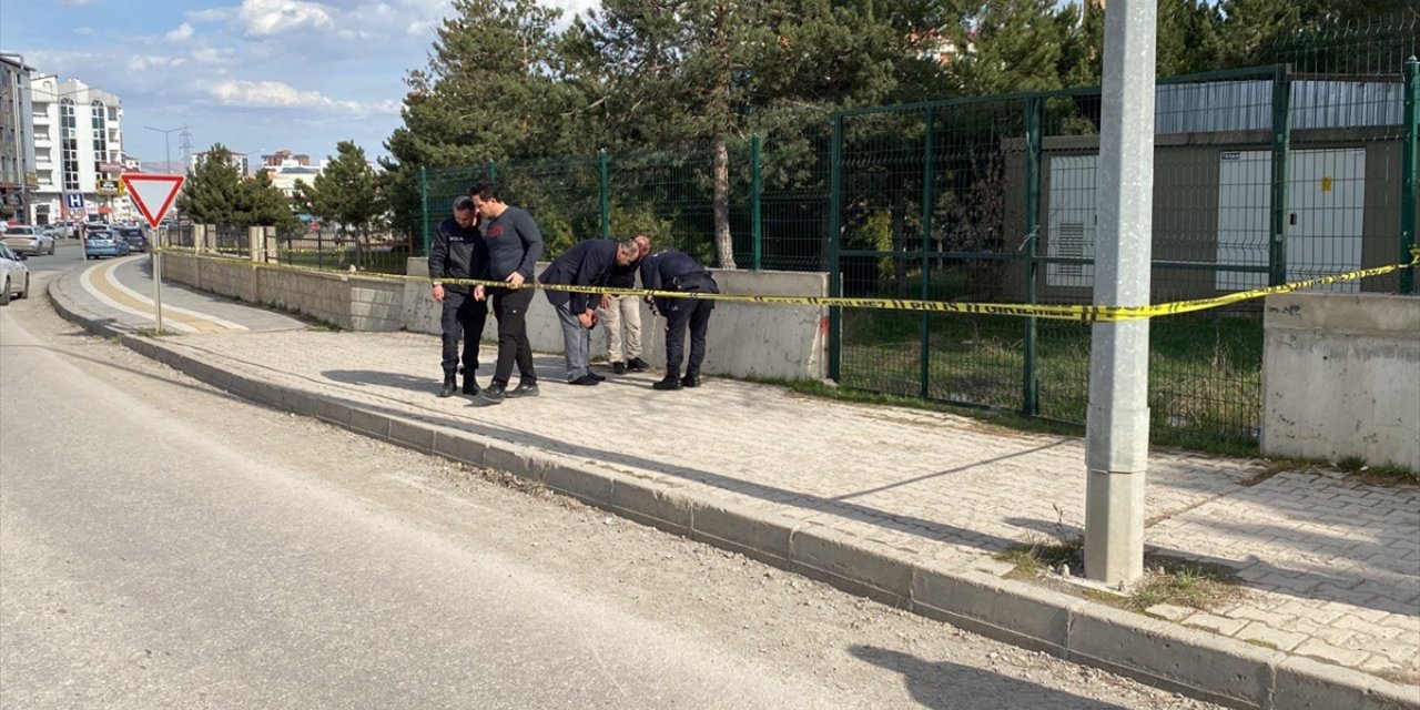 Sivas'ta silahla yaraladığı eşini rehin alan kişi polise teslim oldu