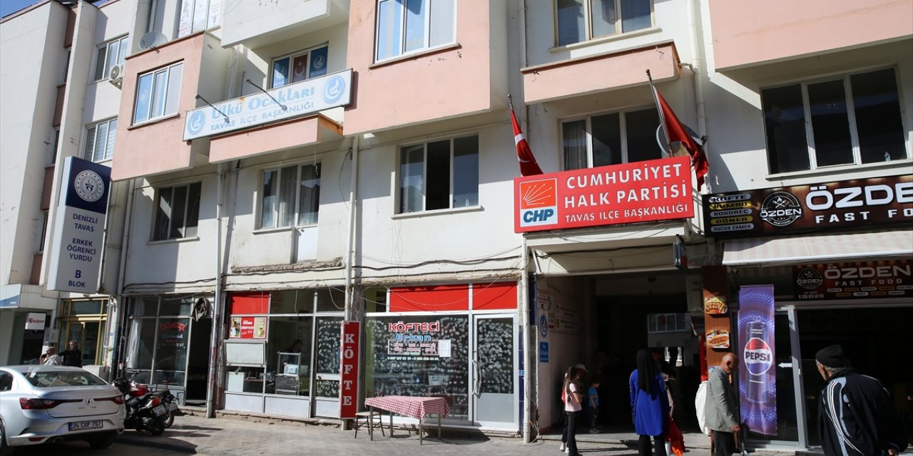 GÜNCELLEME 2 - Denizli Tavas'ta CHP binasında balkonun çökmesi sonucu 1 kişi öldü, 17 kişi yaralandı