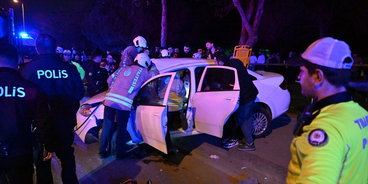 Kadıköy'de aydınlatma direğine çarpan otomobildeki 3 kişi yaralandı