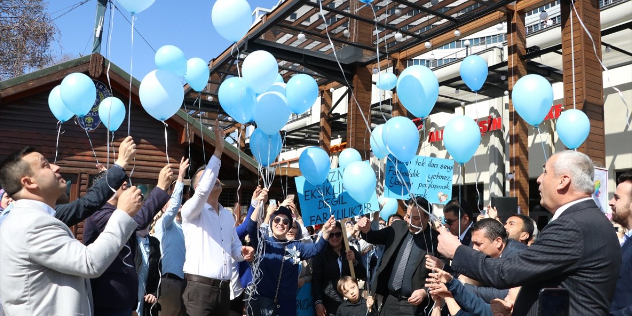 Dünya Otizm Farkındalık Günü'nde gökyüzüne yüzlerce mavi balon bırakıldı