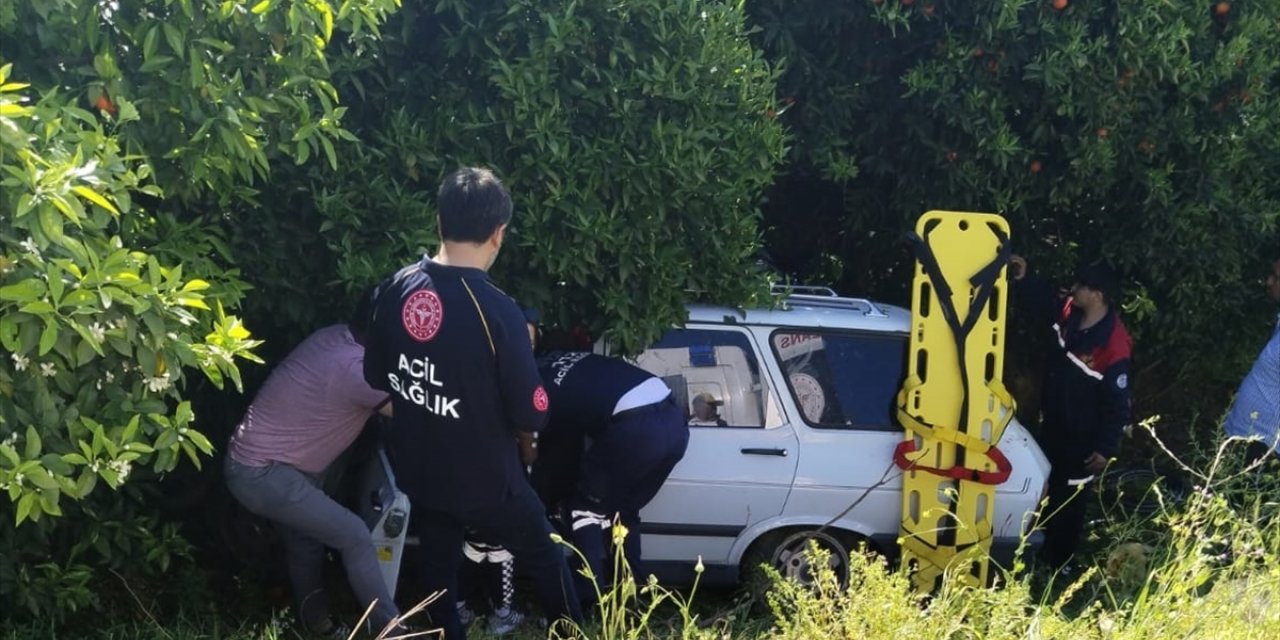 Adana'da narenciye bahçesine devrilen otomobildeki 4 kişi yaralandı