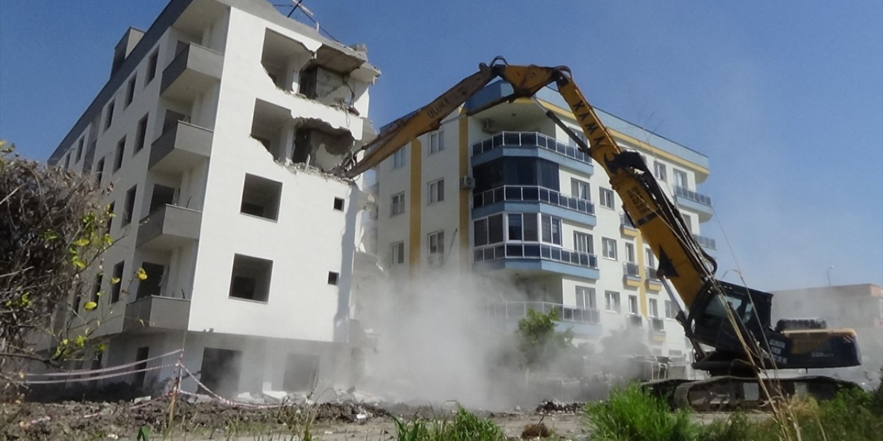 Mersin'de hafif yan yatan 4 katlı binanın yıkımına başlandı